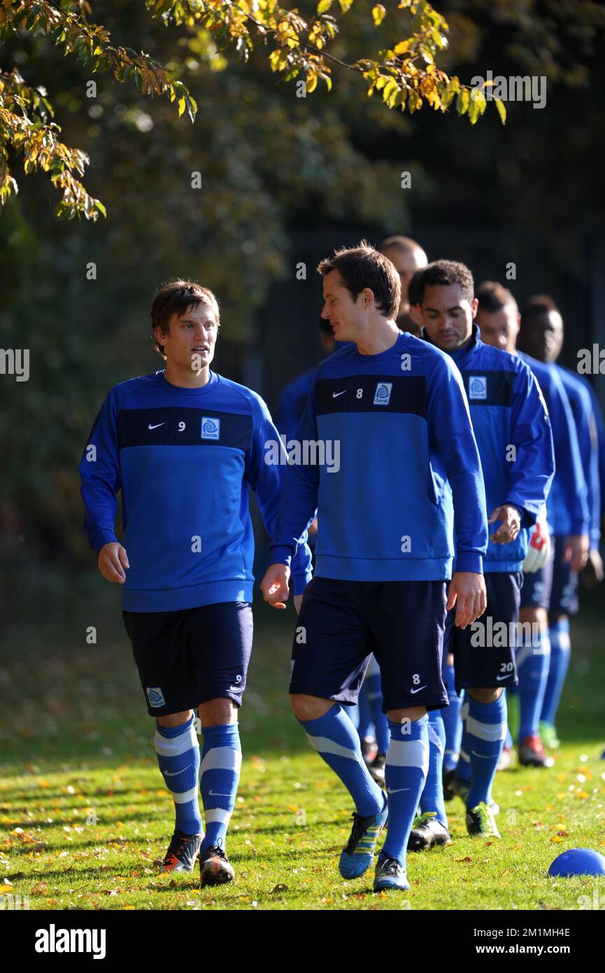 20111031 - GENK, BELGIQUE : Jelle Vossen de Genk et Daniel Tozser de Genk photographiés lors d'une session de formation de KRC Genk à Genk, le lundi 31 octobre 2011. Demain, le club belge de football de première division KRC Genk et le club anglais de football de première division Chelsea FC jouent leur match du Groupe E le quatrième jour de la compétition de la Ligue des Champions. BELGA PHOTO YORICK JANSENS Banque D'Images