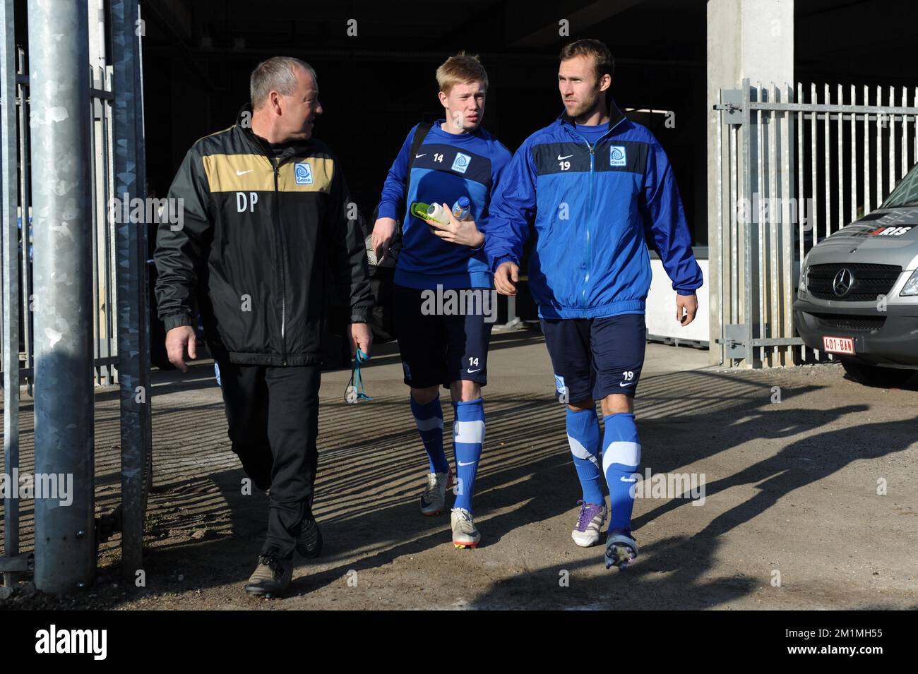 20111031 - GENK, BELGIQUE: (G-D) Pierre Denier, entraîneur adjoint de Genk, Kevin de Bruyne de Genk et Thomas Buffel de Genk arrivent pour une session de formation de KRC Genk à Genk, le lundi 31 octobre 2011. Demain, le club belge de football de première division KRC Genk et le club anglais de football de première division Chelsea FC jouent leur match du Groupe E le quatrième jour de la compétition de la Ligue des Champions. BELGA PHOTO YORICK JANSENS Banque D'Images