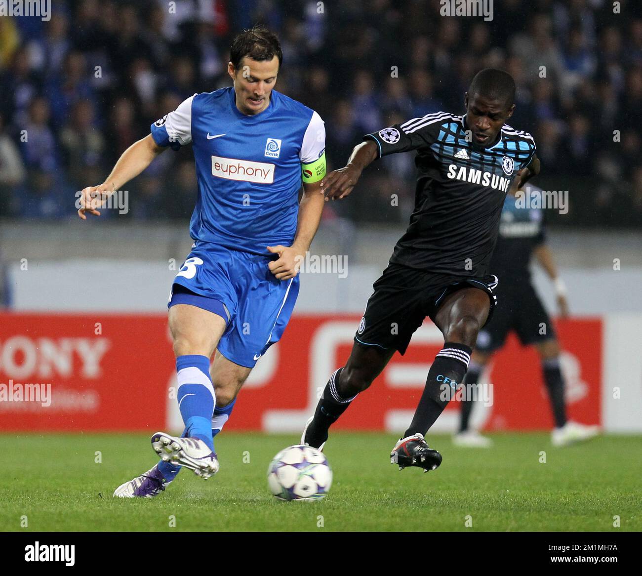 20111101 - GENK, BELGIQUE: Daniel Tozser de Genk et Ramires de Chelsea se battent pour le ballon lors du quatrième match de la Ligue des Champions, dans le groupe E, entre KRC Genk et Chelsea FC, mardi 01 novembre 2011, à Genk, Belgique. BELGA PHOTO VIRGINIE LEFOUR Banque D'Images