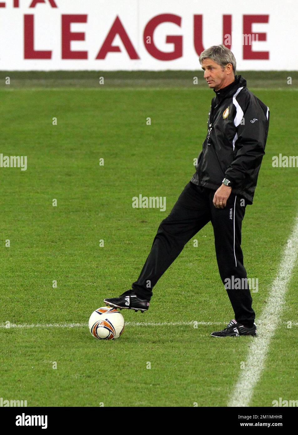 20111129 LIEGE, BELGIQUE entraîneurchef de Standard José Riga en photo lors d'une formation