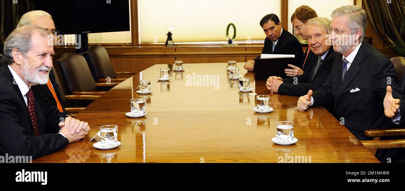 20111206 - SANTIAGO, CHILI : le Prince Philippe de Belgique (R) et le Ministre d'Etat Jos Chabert (2ndR) discutent avec le Président du Conseil d'Administration de Codelco Gerardo Jofre Miranda (L) lors d'une réunion au siège de Codelco (Corporación Nacional del Cobre de Chili). Le Prince Philippe de Belgique effectue une mission économique de quatre jours au Chili, en Amérique du Sud. BELGA PHOTO BENOIT DOPPAGNE Banque D'Images