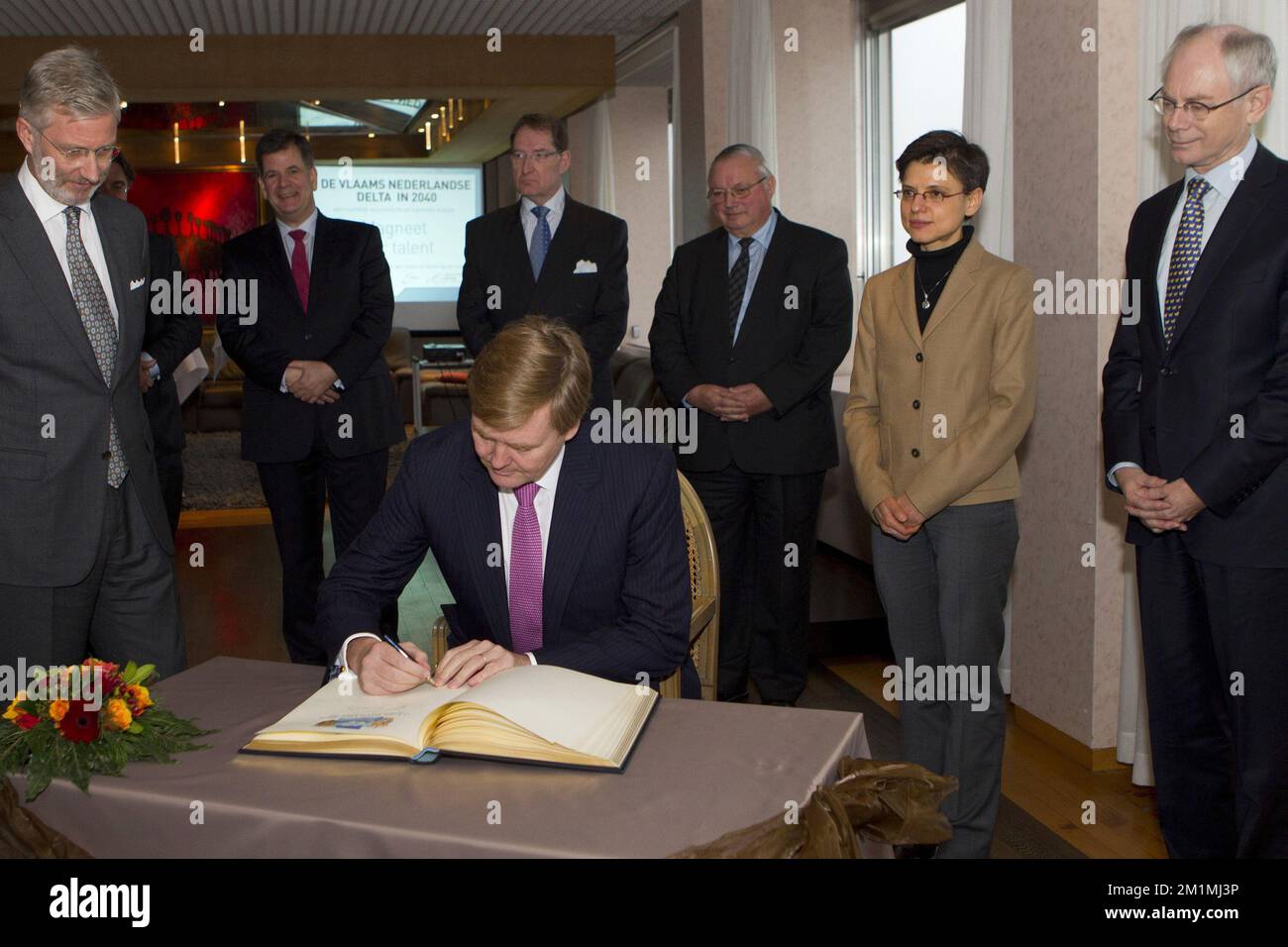 20111216 - ANVERS, BELGIQUE : Prince héritier Philippe de Belgique (L), Prince héritier hollandais Willem-Alexander (front C), Le gouverneur de la province d'Anvers, Cathy Berx (2R), et le président du Conseil de l'UE, Herman Van Rompuy (R), photographiés comme le prince héritier hollandais Willem-Alexander, signe le livre d'or lors d'une conférence sur la logistique dans la région flamande-hollandaise du delta des provinces Noord-Brabant (NL) et Anvers (BE), à la Provinciehuis, à Anvers, le vendredi 16 décembre 2011. BELGA PHOTO KRISTOF VAN ACCOM Banque D'Images