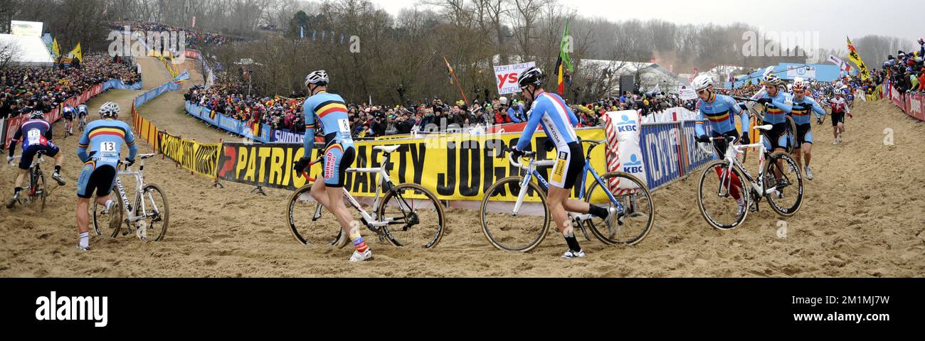 L'illustration montre le pack de cyclistes en action lors de la course du championnat du monde du Cyclocross à Koksijde, dimanche 29 janvier 2012. BELGA PHOTO ERIC LALMAND Banque D'Images