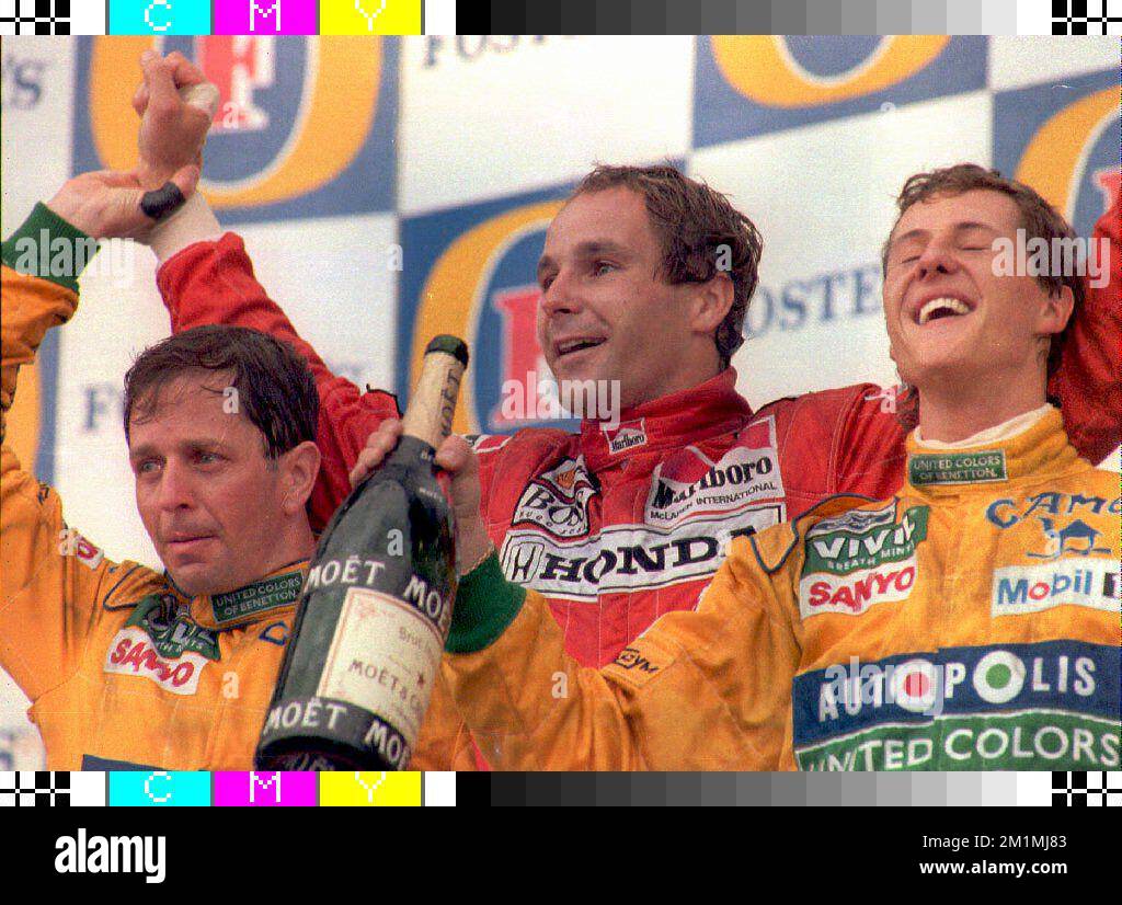 Martin Brundle (L) et Michael Schumacher (R) de Benetton célèbrent la fin des années 2nd et 3rd au Grand Prix d'Australie. Gerhard Berger (C) a gagné la course Banque D'Images
