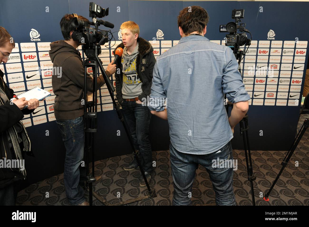 20120201 - GENK, BELGIQUE: Kevin de Bruyne de Genk photographié lors d'une conférence de presse sur le transfert du joueur de Genk Kevin de Bruyne au club britannique Chelsea FC, à Genk, le mercredi 01 février 2012. De Bruyne a signé un contrat pour 5,5 ans, il terminera la saison à Genk. La redevance est censé être de 8 millions d'euros, un supplément de 1,5 millions pourrait être ajouté en bonus. BELGA PHOTO YORICK JANSENS Banque D'Images