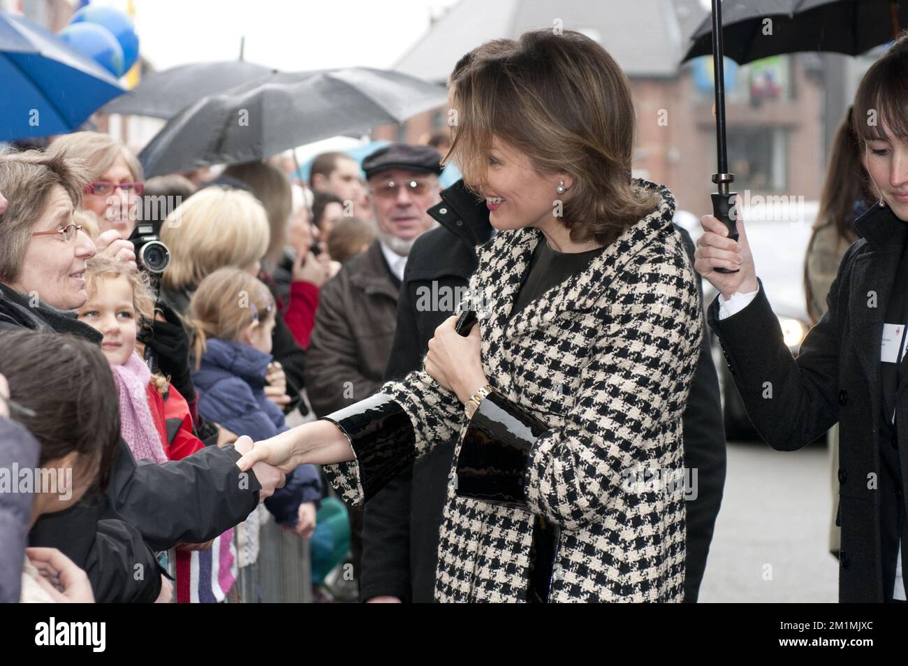 20120304 - RUPELMONDE, BELGIQUE: La princesse Mathilde de Belgique accueille le public à la célébration de l'anniversaire 500th du cartographe "Gerardus Mercator" Gerard de Kremer dans son lieu de naissance Rupelmonde, dimanche 04 mars 2012. Mercator se souvient de la carte du monde de projection Mercator, une projection de carte cylindrique qu'il a présentée en 1569. La carte est devenue la carte standard à des fins nautiques. BELGA PHOTO CHRISTOPHE KETELS Banque D'Images