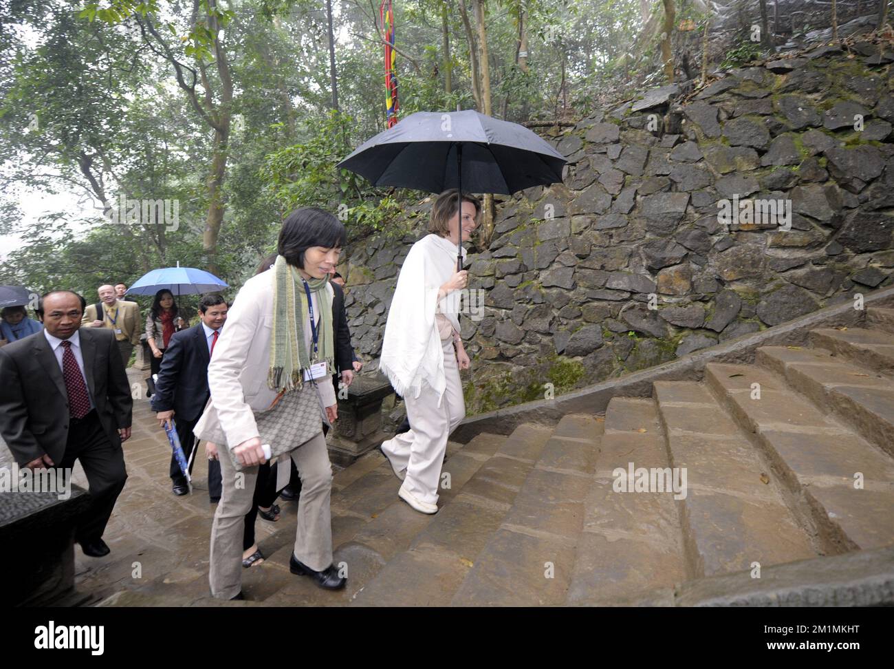 20120313 - HANOI, VIETNAM: Princesse Mathilde de Belgique photographiée pendant la montée des 500 marches jusqu'au temple Hung Kings à Phu Tho, mardi 13 mars 2012, le troisième jour de la mission économique au Vietnam. Le Prince Philippe de Belgique dirige une mission économique au Vietnam du 10 au 16 mars 2012. BELGA PHOTO ERIC LALMAND Banque D'Images