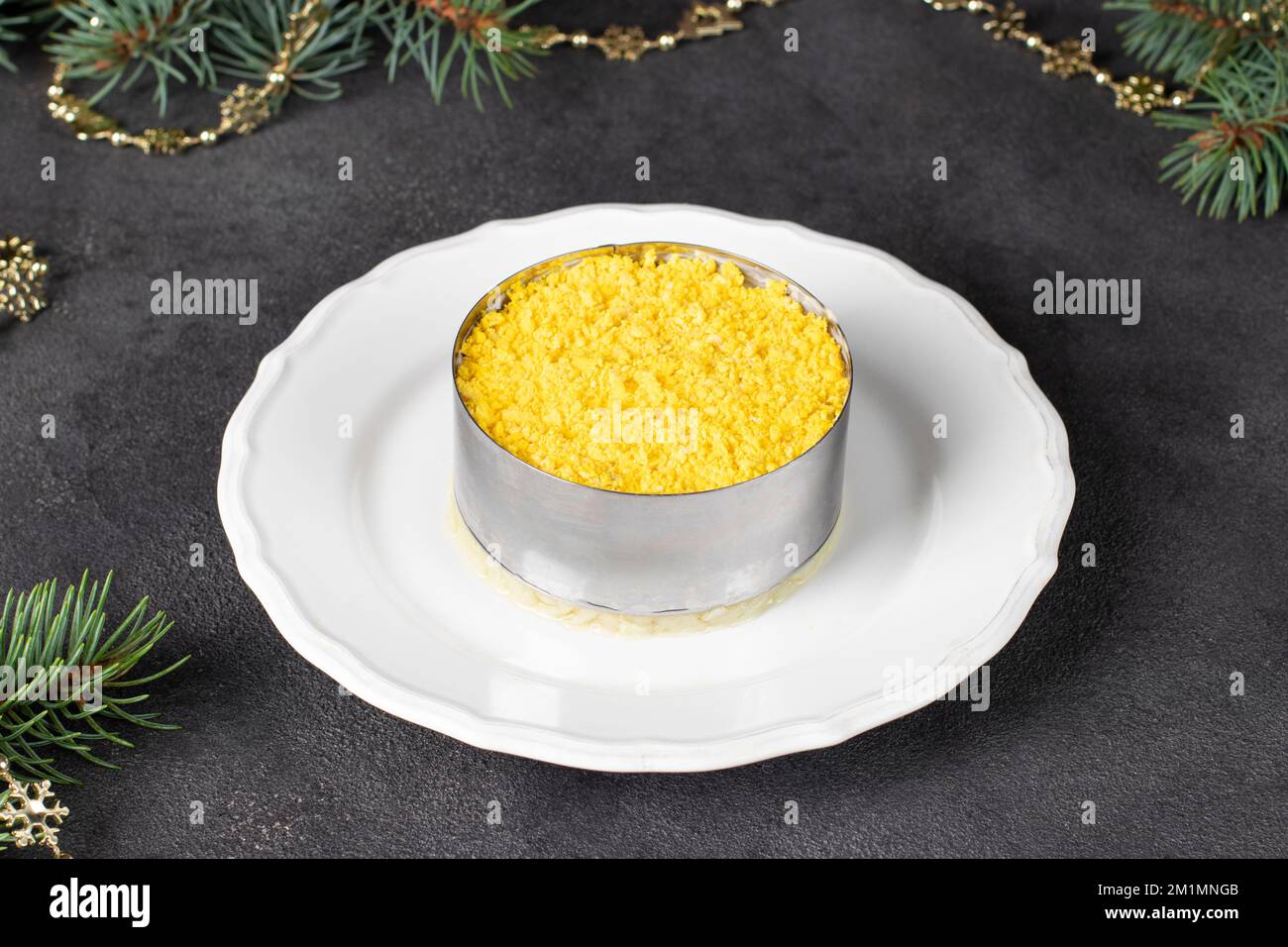 Assemblage d'une salade de fête sur une assiette à l'aide d'une bague de service Banque D'Images