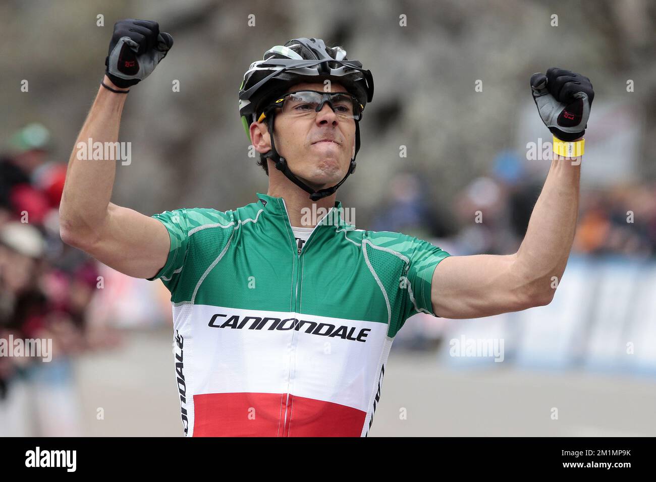 20120415 - HOUFFALIZE, BELGIQUE: L'Italien Marco Aurelio Fontana célèbre alors qu'il franchit la ligne d'arrivée en terminant 3rd à la course d'élite masculine de la UCI Mountainbike World Cup à Houffalize, dimanche 15 avril 2012. BELGA PHOTO PETER DECONINCK Banque D'Images