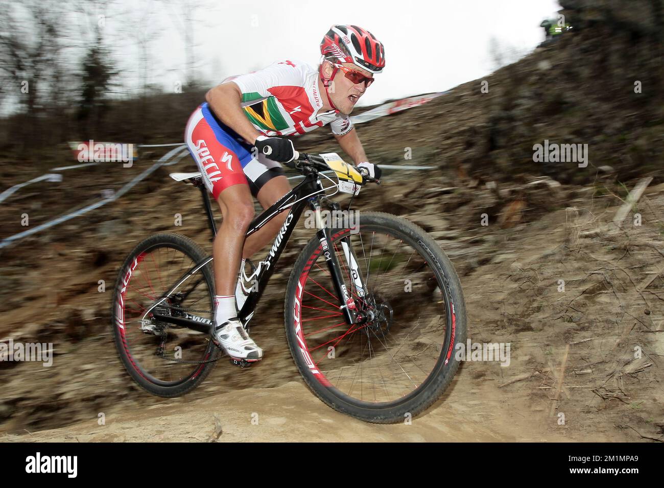 20120415 - HOUFFALIZE, BELGIQUE : Burry Stander sud-africain en action pendant la course d'élite masculine de la coupe du monde de Mountainbike de l'UCI à Houffalize, dimanche 15 avril 2012. BELGA PHOTO PETER DECONINCK Banque D'Images