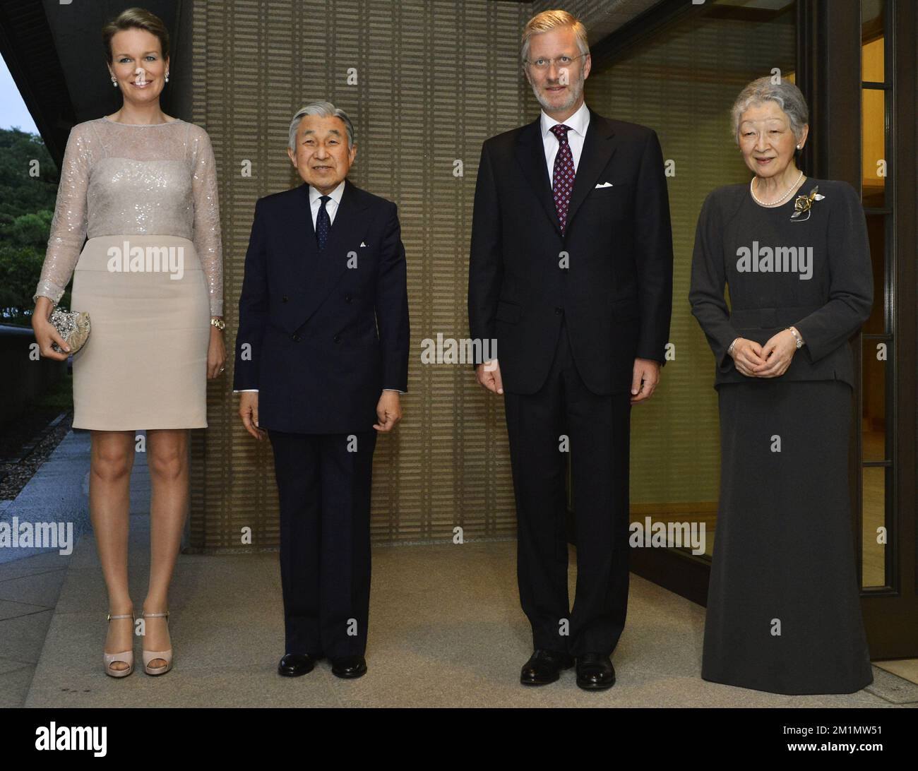 20120612 - TOKYO, JAPON: La princesse Mathilde de Belgique, l'empereur japonais Akihito, le prince héritier Philippe de Belgique et l'impératrice Michiko posent pour le photographe avant un dîner au Palais impérial le troisième jour de la mission économique au Japon, mardi 12 juin 2012. BELGA PHOTO BENOIT DOPPAGNE Banque D'Images