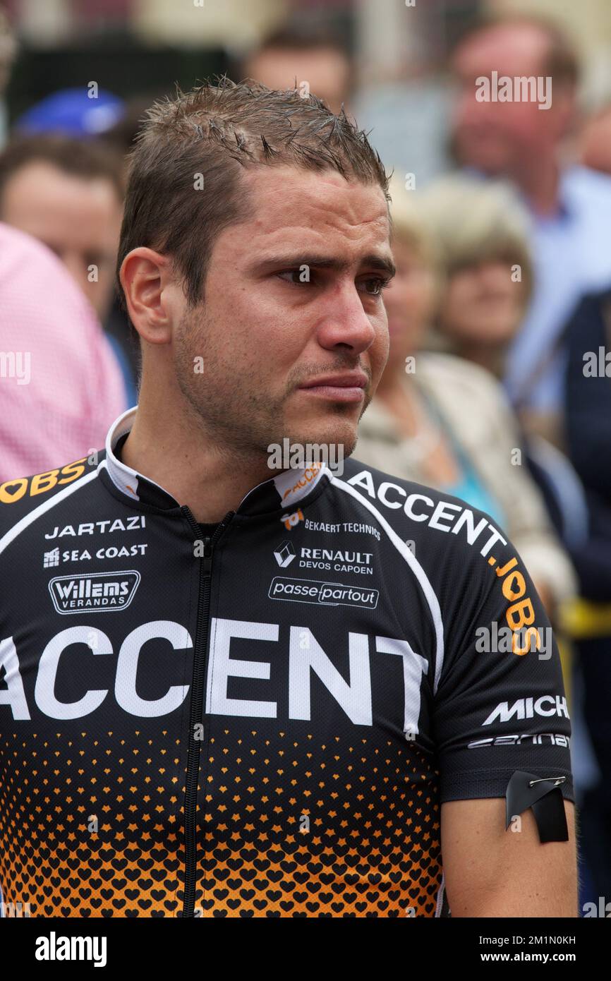 20120708 - ROESELARE, BELGIQUE : Jérôme Gilbert crie au début de la course cycliste du GP Jean-Pierre Monsere à Roeselare, dimanche 08 juillet 2012. Le monde du cyclisme belge est en état de choc après la mort inattendue d'accent Jobs - Rob Goris, cycliste Willems de Veranda, ancien joueur professionnel de hockey sur glace, à son hôtel de Honfleur, en France. Goris ne participait pas au Tour. Mercredi soir, il avait été invité dans le salon TV Tour de France du VRT 'vive le Velo'. Goris, à seulement 30 ans, est décédé d'un arrêt cardiaque. BELGA PHOTO KURT DESPLENTER Banque D'Images