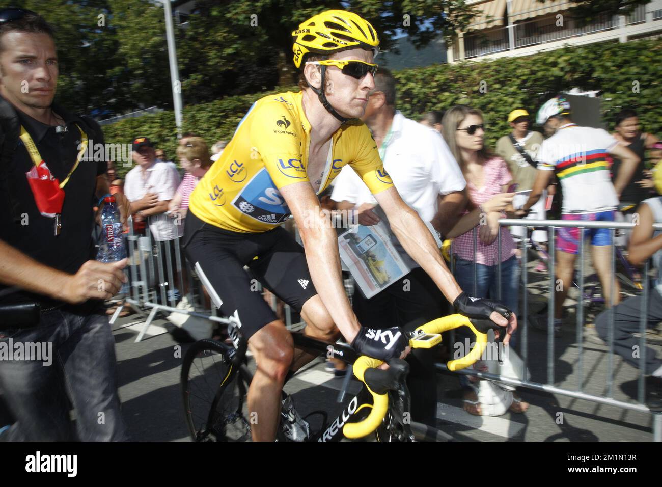 20120711 - BELLEGARDE-SUR-VALSERINE, FRANCE: Maillot jaune British Bradley Wiggins of Sky Procyclisme Team photo après la dixième étape de l'édition 99th de la course cycliste Tour de France, à 194,5 km de Macon à Bellegarde-sur-Valserine, France, mercredi 11 juillet 2012. BELGA PHOTO KRISTOF VAN ACCOM Banque D'Images