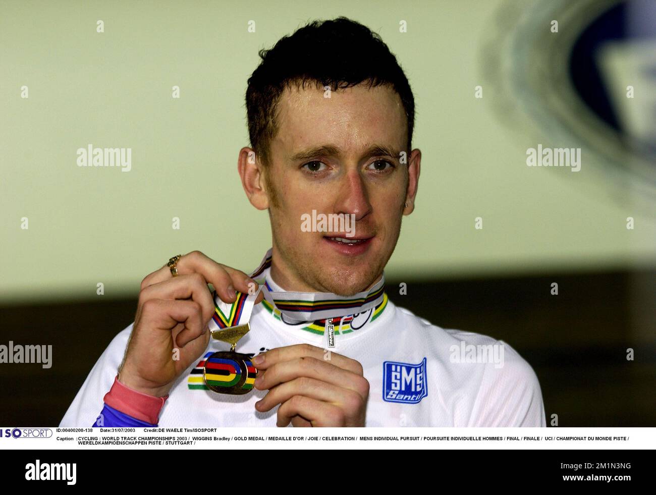 CYCLISME : CHAMPIONNATS DU MONDE 2003 / WIGGINS BRADLEY / MÉDAILLE D'OR / MEDAILLE D'OR / JOIE / CÉLÉBRATION / POURSUITE INDIVIDUELLE HOMMES / POURSUITE INDIVIDUELLE HOMMES / FINALE / FINALE / FINALE / UCI / CHAMPIONAT DU MONDE PISTE / WERELDKAMPIOENSCHAPPEN PISTE / STUTTGART / Banque D'Images