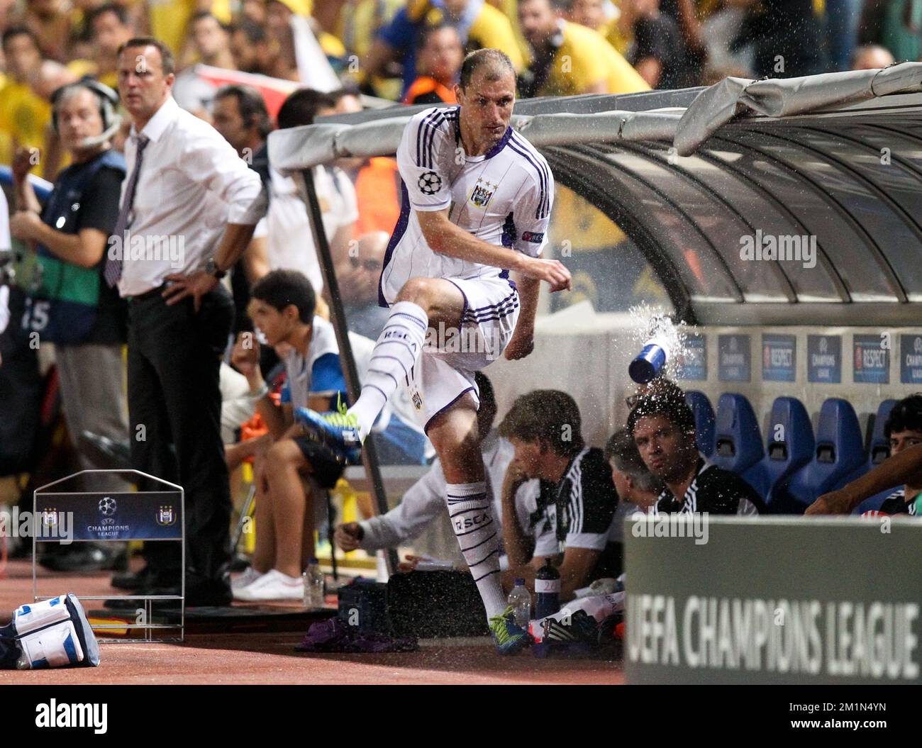20120822 - NICOSIE, CHYPRE : Milan Jovanovic d'Anderlecht s'oppose à une bouteille de boisson dans la zone de départ, lors de la première étape du match de la Ligue des champions de l'UEFA entre l'AEL Limassol de Chypre et l'équipe belge de football de la première division RSC Anderlecht, le mercredi 22 août 2012 à Nicosie, Chypre. BELGA PHOTO VIRGINIE LEFOUR Banque D'Images