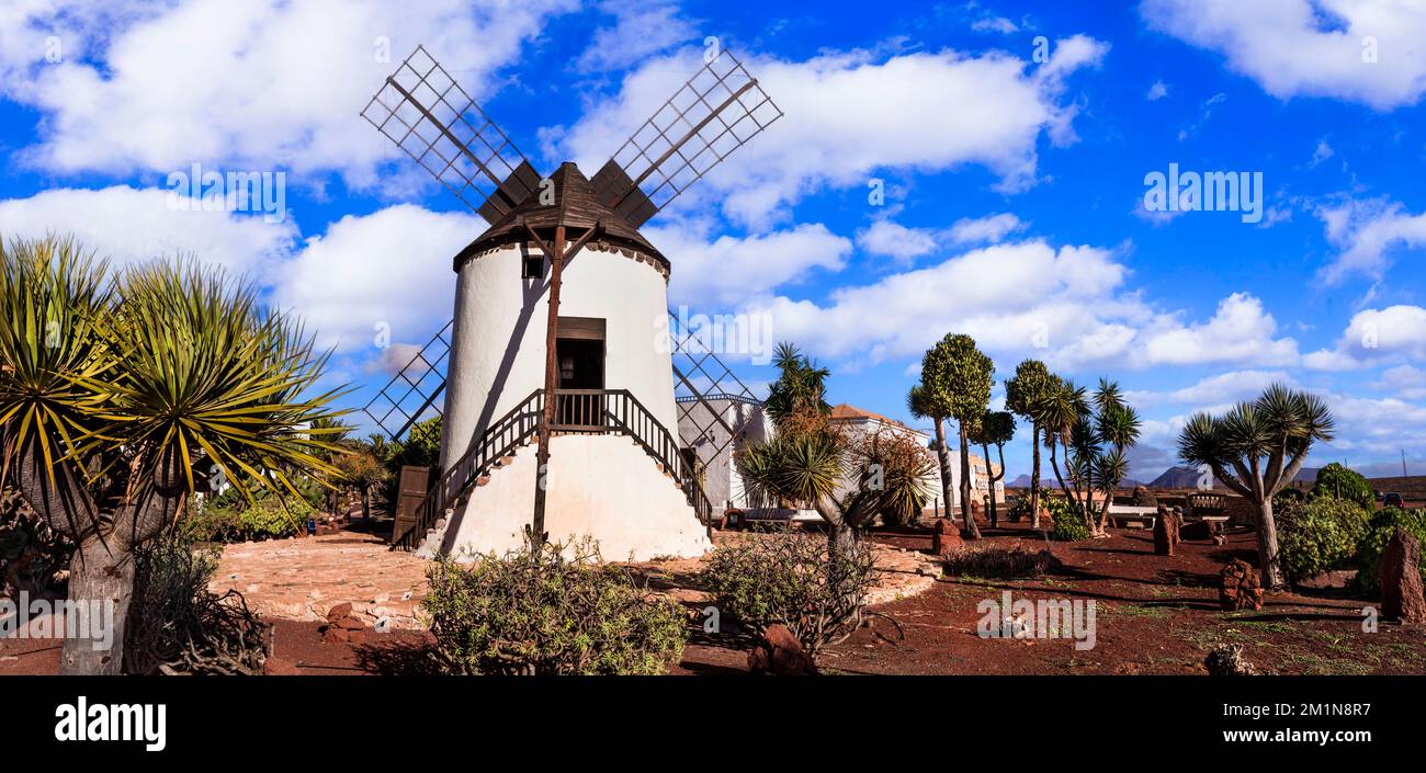 Sites touristiques de Fuerteventura - moulin à vent traditionnel dans le village d'Antigua. Îles Canaries d'Espagne Banque D'Images