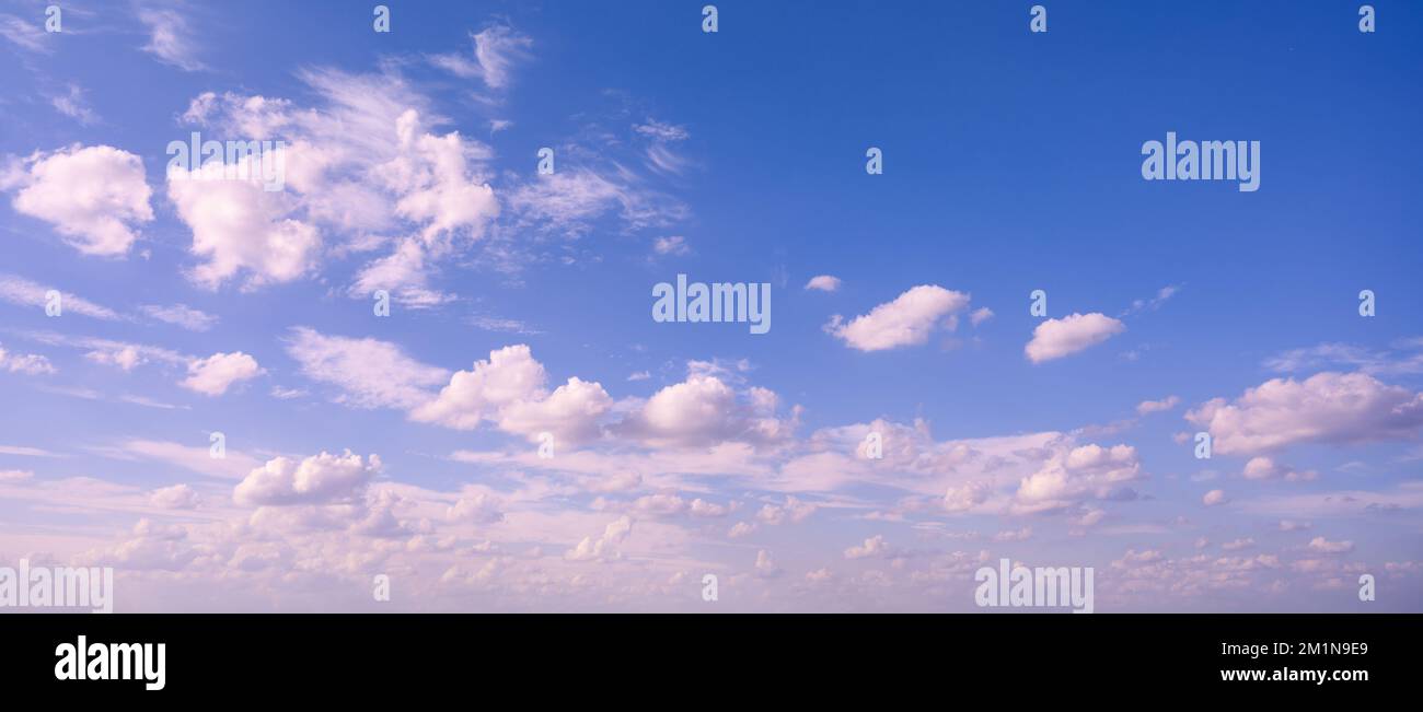 Magnifique ciel bleu avec nuages blancs panorama Banque D'Images