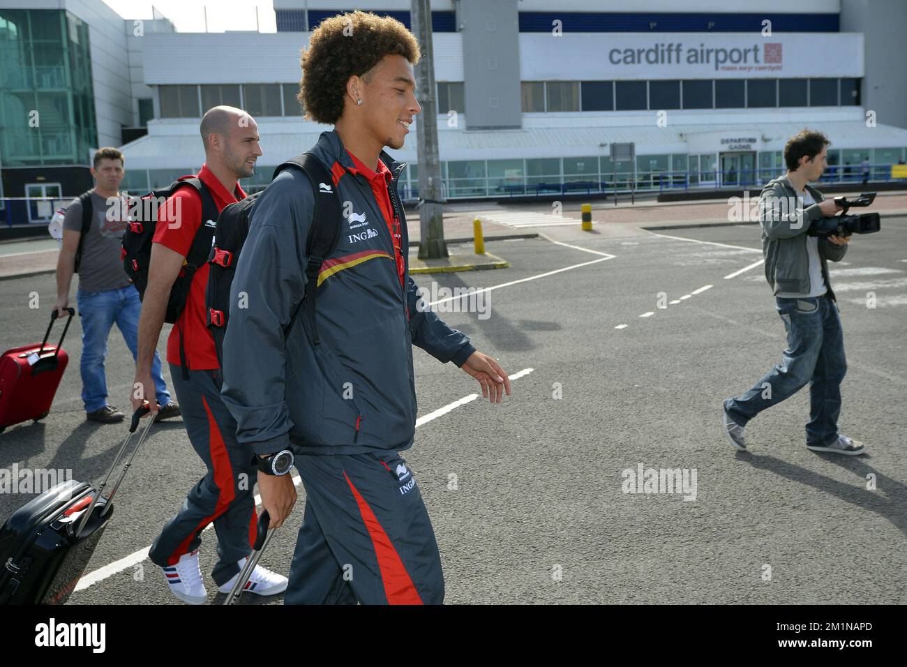 20120906 - ZAVENTEM, BELGIQUE : Laurent Ciman en Belgique et Axel Witsel en Belgique photographiés lors de l'arrivée des Red Devils, l'équipe nationale belge de football, à l'aéroport de Cardiff, pays de Galles, jeudi 06 septembre 2012. L'équipe part pour le premier match de qualification pour les Championnats du monde de football 2014, contre le pays de Galles, le 07 septembre 2012. BELGA PHOTO DIRK WAEM Banque D'Images