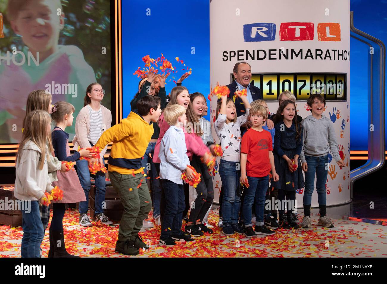 Le modérateur Wolfram KONS est heureux avec les enfants à propos du don total de 41 107 923 euros, 27th RTL don marathon 'We help Children', télévision, 17-18 novembre 2022. Banque D'Images