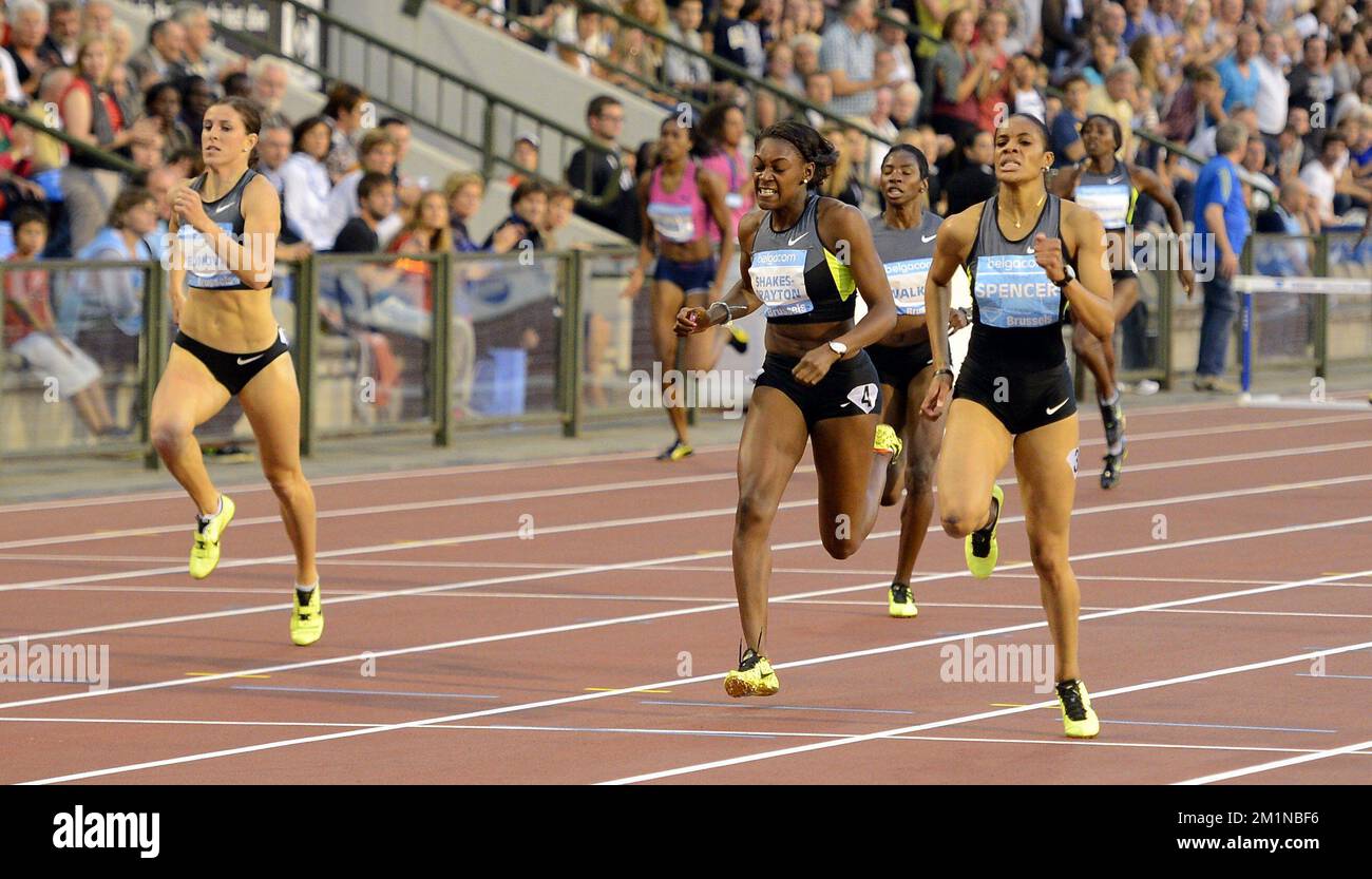 20120907 - BRUXELLES, BELGIQUE: British Perri Shakes-Drayton (C) et Jamaican Kaliese Spencer (R) photographiés lors de l'événement Women 400m haies à la rencontre de la Ligue des diamants Ivo Van Damme au stade Roi Baudouin (Boudewijnstadion/ Stade Roi Baudouin) à Bruxelles, le vendredi 07 septembre 2012. BELGA PHOTO ERIC LALMAND Banque D'Images