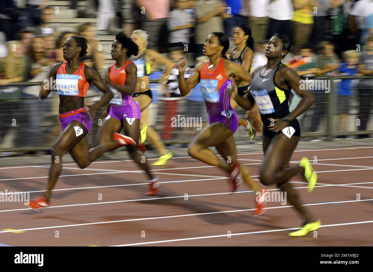 20120907 - BRUXELLES, BELGIQUE: Français Myriam Soumare (L) remporte l'événement femmes 200m à la rencontre de la Ligue des diamants Ivo Van Damme, au stade du Roi Baudouin (Boudewijnstadion/Stade Roi Baudouin) à Bruxelles, le vendredi 07 septembre 2012. BELGA PHOTO ERIC LALMAND Banque D'Images