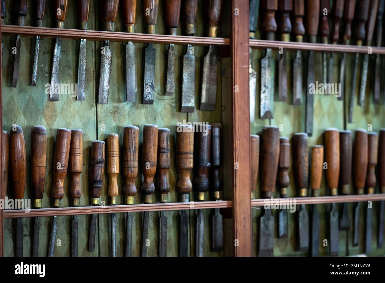 Outils de travail du bois dans l'armoire d'affichage, Erddig Banque D'Images