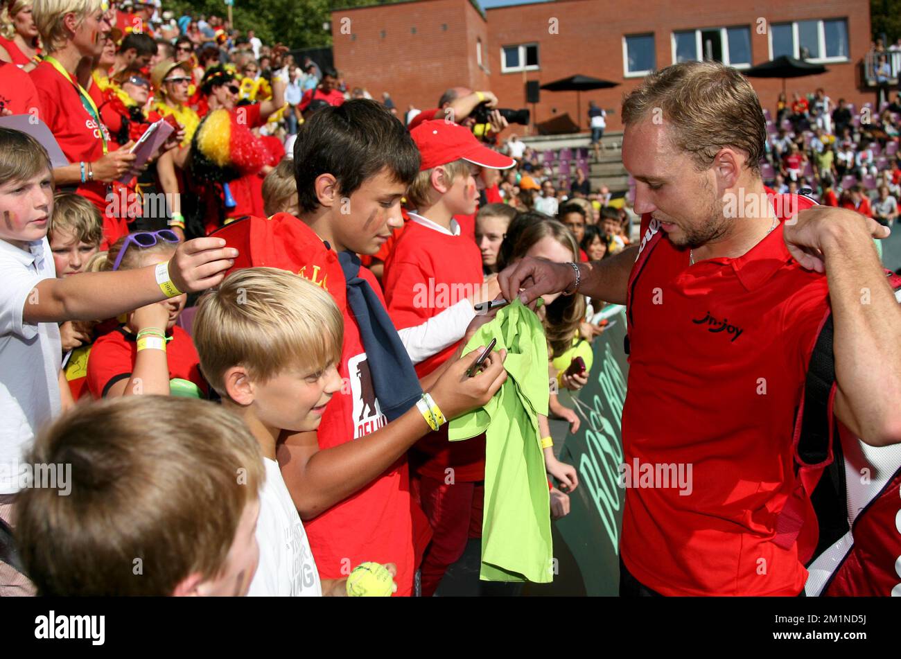 20120916 - BRUXELLES, BELGIQUE: Photo de Steve Darcis Belge après le cinquième match de la coupe Davis entre la Belgique et la Suède, pour le Groupe mondial au Royal Primerose tennis Club à Bruxelles, dimanche 16 septembre 2012. Belge Steve Darcis joue le dernier des cinq jeux contre le suédois Andreas Vinciguerra. La Belgique a remporté les trois premiers matchs et est qualifiée pour le groupe mondial de la coupe Davis. BELGA PHOTO VIRGINIE LEFOUR Banque D'Images
