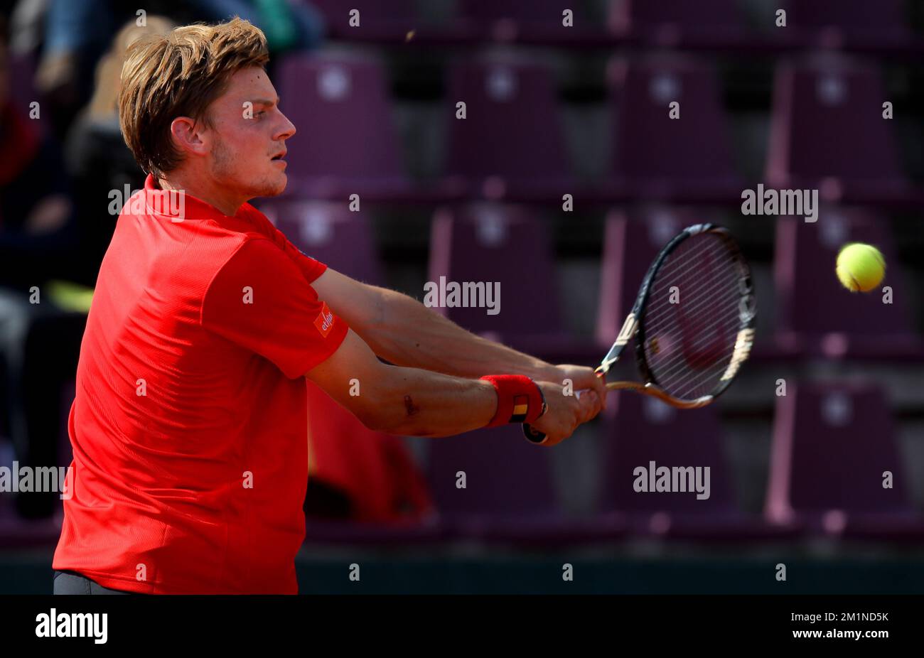 20120914 - BRUXELLES, BELGIQUE: David Goffin belge en action pendant le deuxième match de la coupe Davis entre la Belgique et la Suède, pour le Groupe mondial au Royal Primerose tennis Club à Bruxelles, le vendredi 14 septembre 2012. David Goffin belge (ATP 56) et Andreas Vinciguerra suédois jouent le deuxième des cinq matchs. BELGA PHOTO VIRGINIE LEFOUR Banque D'Images