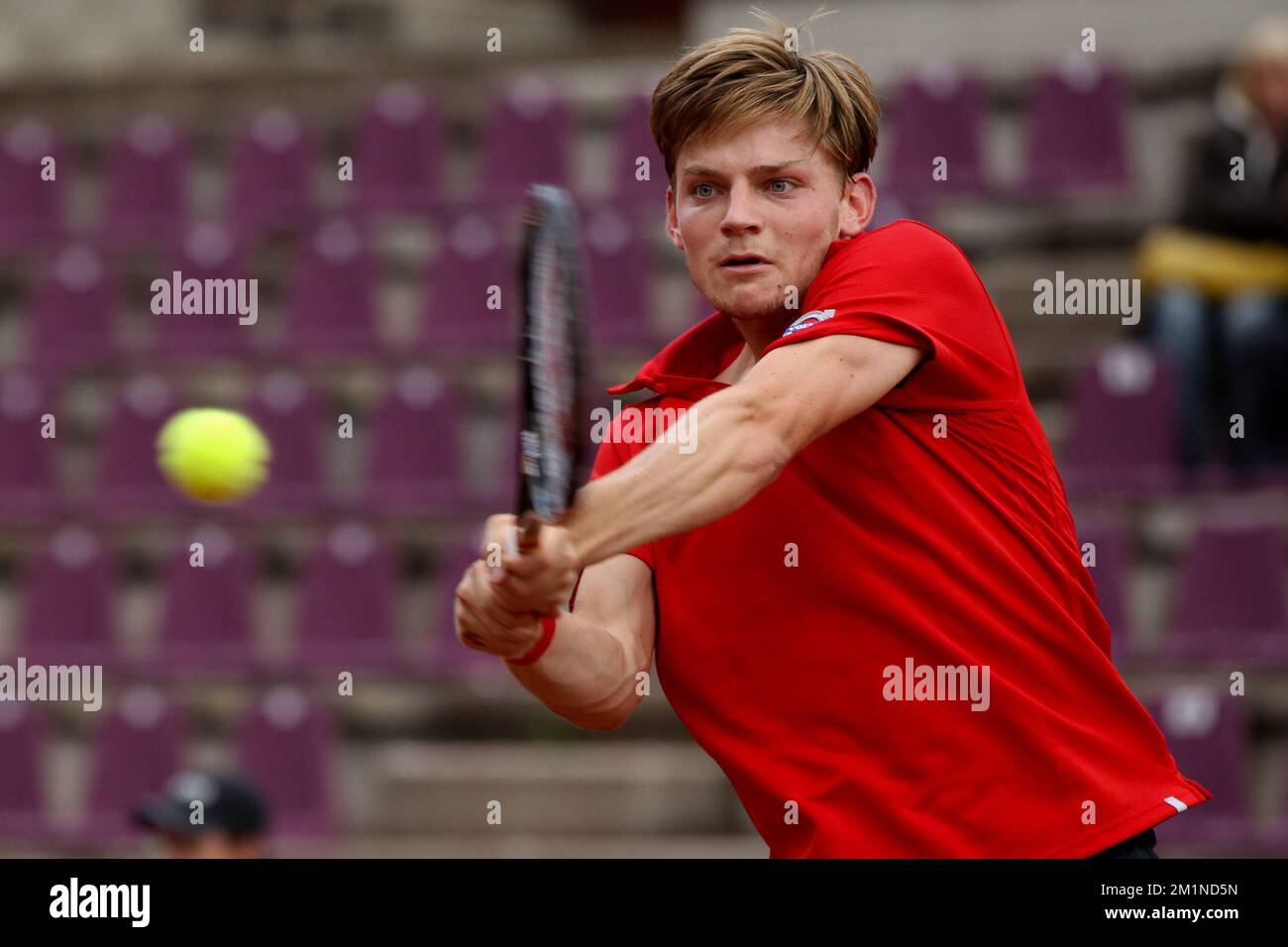 20120914 - BRUXELLES, BELGIQUE: David Goffin belge en action pendant le deuxième match de la coupe Davis entre la Belgique et la Suède, pour le Groupe mondial au Royal Primerose tennis Club à Bruxelles, le vendredi 14 septembre 2012. David Goffin belge (ATP 56) et Andreas Vinciguerra suédois jouent le deuxième des cinq matchs. BELGA PHOTO VIRGINIE LEFOUR Banque D'Images