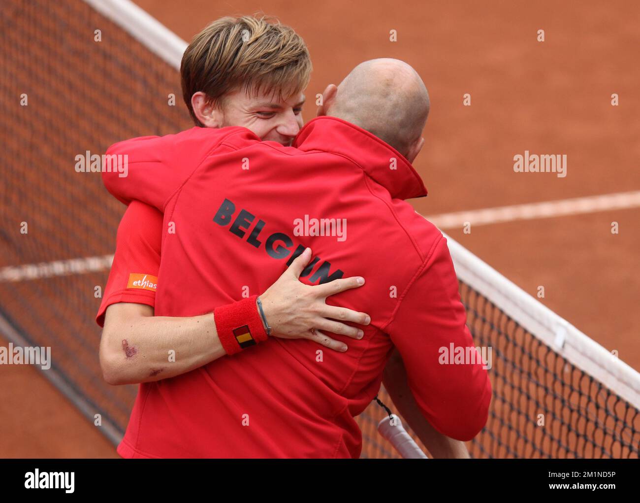 20120914 - BRUXELLES, BELGIQUE: Le capitaine de la coupe Davis Johan Van Herck et le belge David Goffin célèbrent après avoir remporté le deuxième match de la coupe Davis entre la Belgique et la Suède, pour le Groupe mondial au Royal Primerose tennis Club à Bruxelles, le vendredi 14 septembre 2012. Le belge David Goffin (ATP 56) et le suédois Andreas Vinciguerra jouent le deuxième du cinquième match. BELGA PHOTO VIRGINIE LEFOUR Banque D'Images