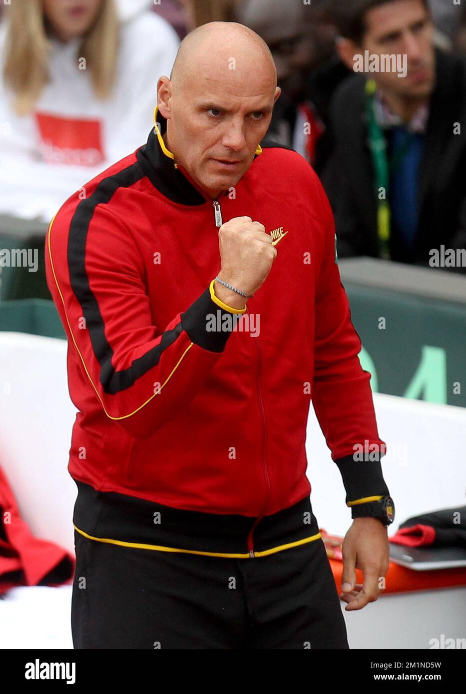 20120914 - BRUXELLES, BELGIQUE: Le capitaine de la coupe Davis Johan Van Herck photographié pendant le deuxième match de la coupe Davis entre la Belgique et la Suède, pour le Groupe mondial au Royal Primerose tennis Club à Bruxelles, le vendredi 14 septembre 2012. David Goffin belge (ATP 56) et Andreas Vinciguerra suédois jouent le deuxième des cinq matchs. BELGA PHOTO VIRGINIE LEFOUR Banque D'Images