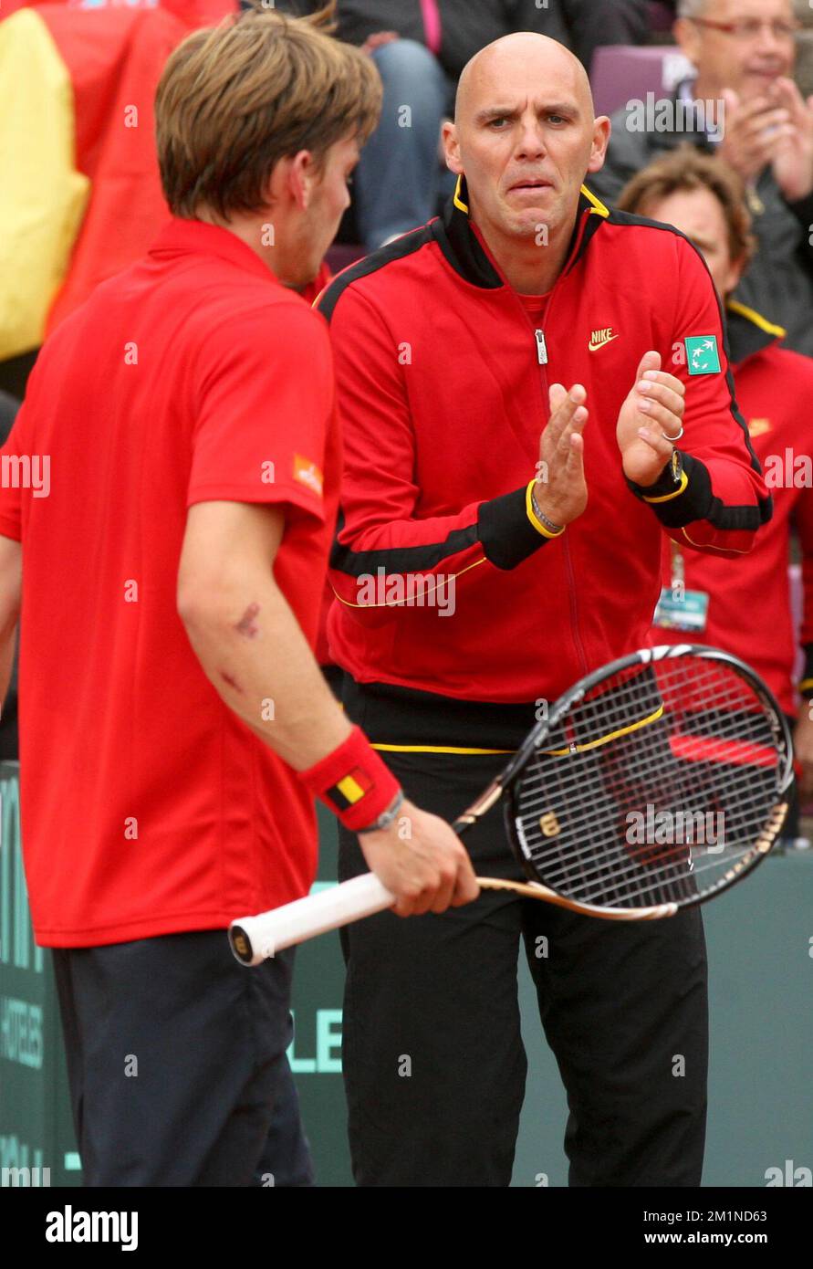 20120914 - BRUXELLES, BELGIQUE : Johan Van Herck, capitaine de la coupe Davis, célèbre lors du deuxième match de la coupe Davis entre la Belgique et la Suède, pour le Groupe mondial au Royal Primerose tennis Club à Bruxelles, le vendredi 14 septembre 2012. Le belge David Goffin (ATP 56) et le suédois Andreas Vinciguerra jouent le deuxième du cinquième match. BELGA PHOTO VIRGINIE LEFOUR Banque D'Images