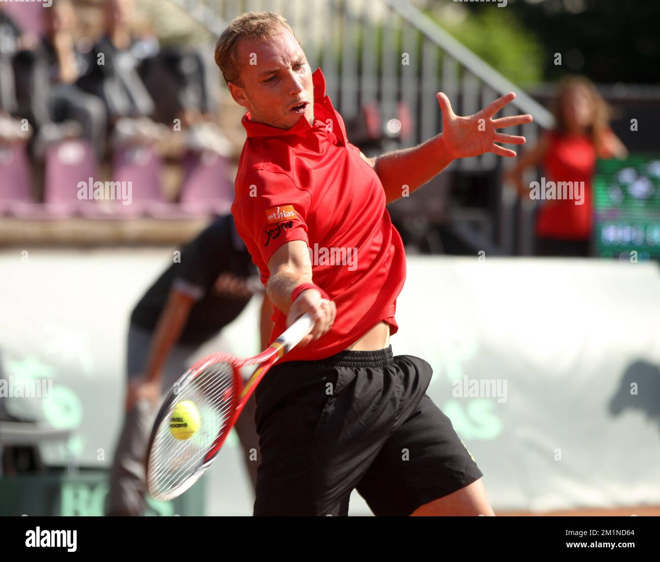 20120916 - BRUXELLES, BELGIQUE: Le Belge Steve Darcis en action pendant le cinquième match de la coupe Davis entre la Belgique et la Suède, pour le Groupe mondial au Royal Primerose tennis Club à Bruxelles, le dimanche 16 septembre 2012. Belge Steve Darcis joue le dernier des cinq jeux contre le suédois Andreas Vinciguerra. La Belgique a remporté les trois premiers matchs et est qualifiée pour le groupe mondial de la coupe Davis. BELGA PHOTO VIRGINIE LEFOUR Banque D'Images