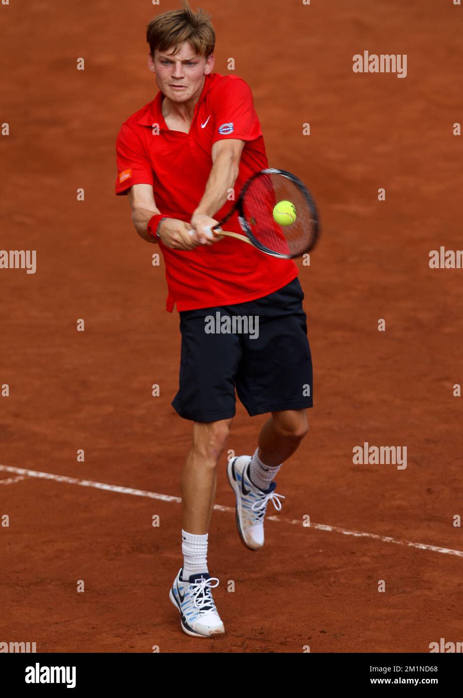 20120914 - BRUXELLES, BELGIQUE: David Goffin belge en action pendant le deuxième match de la coupe Davis entre la Belgique et la Suède, pour le Groupe mondial au Royal Primerose tennis Club à Bruxelles, le vendredi 14 septembre 2012. David Goffin belge (ATP 56) et Andreas Vinciguerra suédois jouent le deuxième des cinq matchs. BELGA PHOTO VIRGINIE LEFOUR Banque D'Images