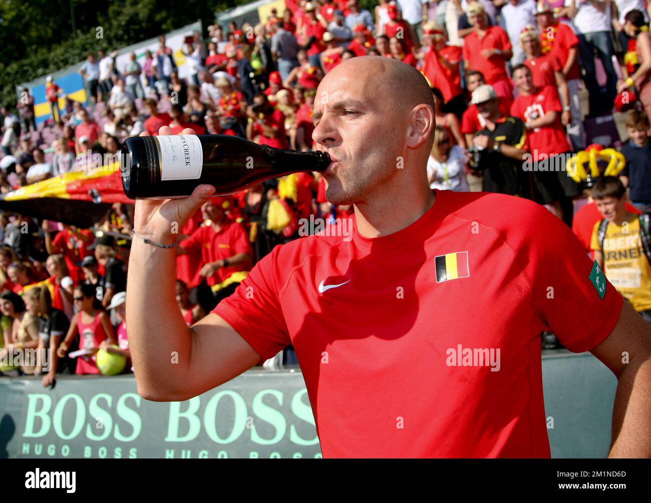 20120916 - BRUXELLES, BELGIQUE: Le capitaine de la coupe Davis Johan Van Herck célèbre après avoir remporté le cinquième match de la coupe Davis entre la Belgique et la Suède, pour le Groupe mondial au Royal Primerose tennis Club à Bruxelles, le dimanche 16 septembre 2012. Belge Steve Darcis joue le dernier des cinq jeux contre le suédois Andreas Vinciguerra. La Belgique a remporté les trois premiers matchs et est qualifiée pour le groupe mondial de la coupe Davis. BELGA PHOTO VIRGINIE LEFOUR Banque D'Images
