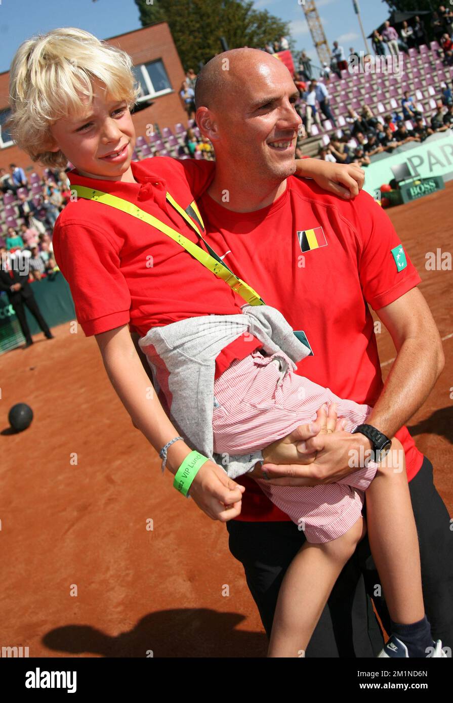 20120916 - BRUXELLES, BELGIQUE: Le capitaine de la coupe Davis Johan Van Herck et son fils Charly photographiés pendant le cinquième match de la coupe Davis entre la Belgique et la Suède, pour le Groupe mondial au Royal Primerose tennis Club à Bruxelles, dimanche 16 septembre 2012. Belge Steve Darcis joue le dernier des cinq jeux contre le suédois Andreas Vinciguerra. La Belgique a remporté les trois premiers matchs et est qualifiée pour le groupe mondial de la coupe Davis. BELGA PHOTO VIRGINIE LEFOUR Banque D'Images