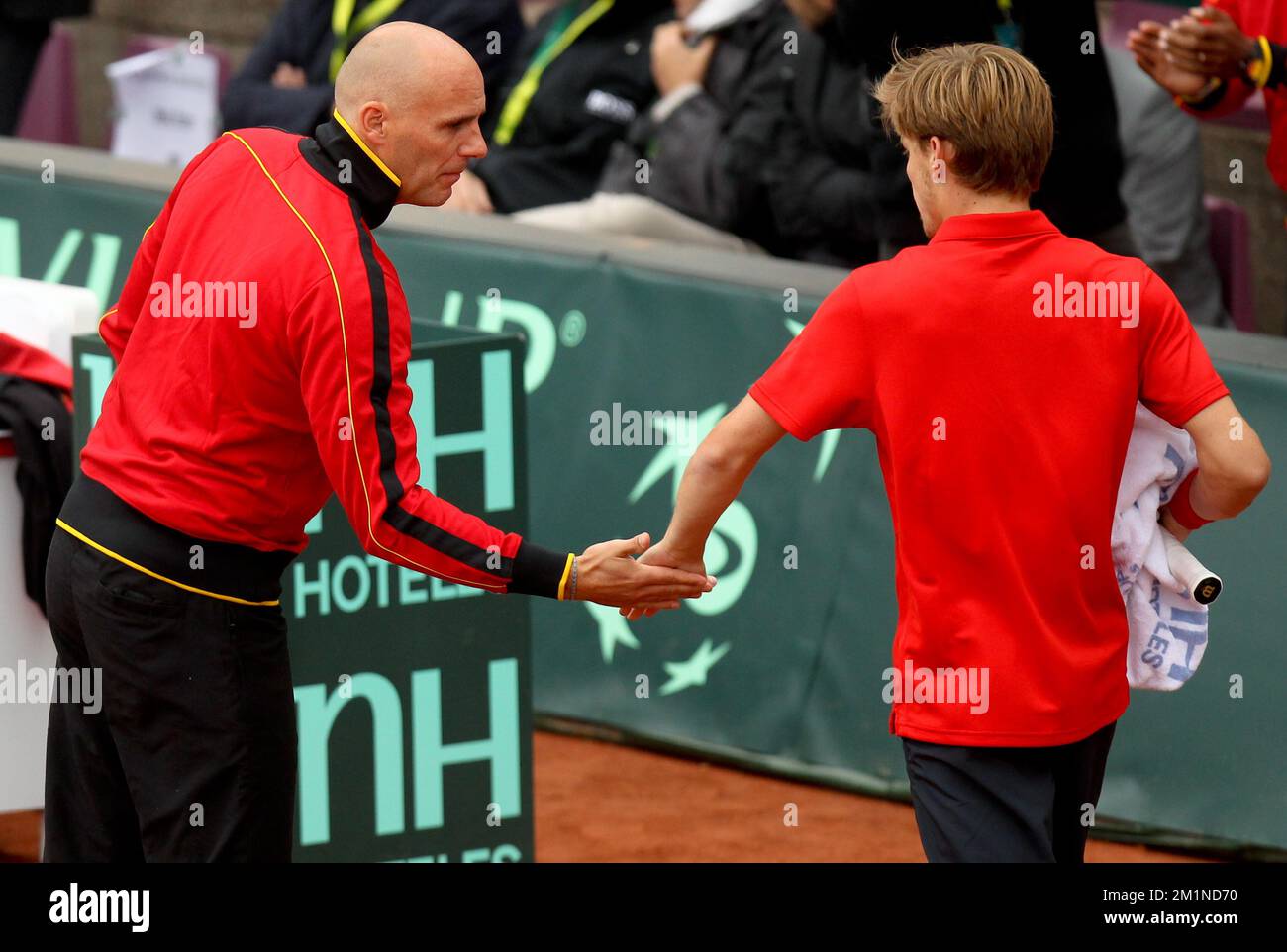 20120914 - BRUXELLES, BELGIQUE: Le capitaine de la coupe Davis Johan Van Herck et le belge David Goffin se secouent pendant le deuxième match de la coupe Davis entre la Belgique et la Suède, pour le Groupe mondial au Royal Primerose tennis Club à Bruxelles, le vendredi 14 septembre 2012. David Goffin belge (ATP 56) et Andreas Vinciguerra suédois jouent le deuxième des cinq matchs. BELGA PHOTO VIRGINIE LEFOUR Banque D'Images