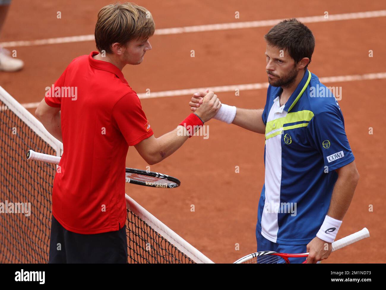 20120914 - BRUXELLES, BELGIQUE: David Goffin belge et Andreas Vinciguerra suédois se secouent après le deuxième match de la coupe Davis entre la Belgique et la Suède, pour le Groupe mondial au Royal Primerose tennis Club à Bruxelles, le vendredi 14 septembre 2012. Le belge David Goffin (ATP 56) et le suédois Andreas Vinciguerra jouent le deuxième du cinquième match. BELGA PHOTO VIRGINIE LEFOUR Banque D'Images