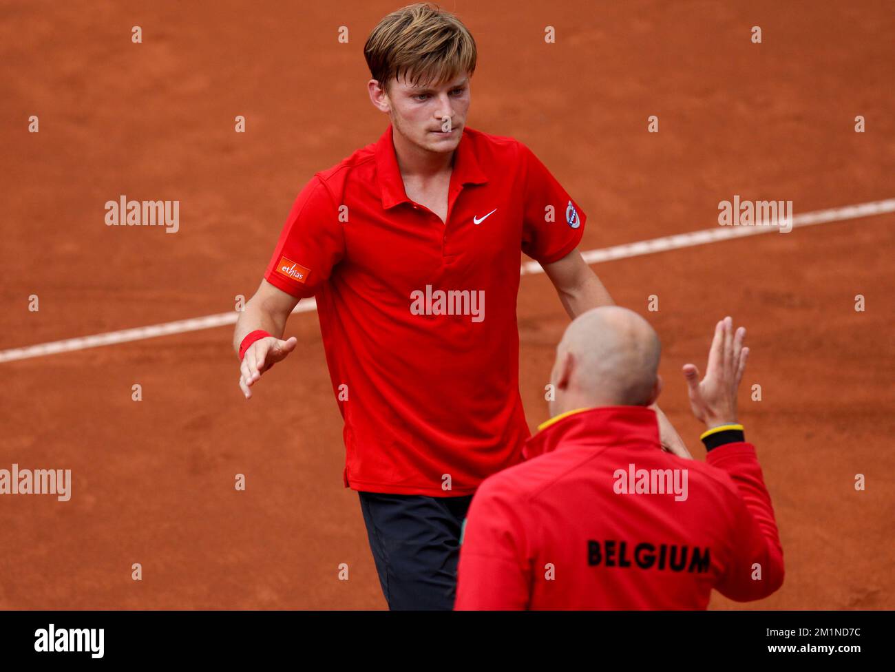 20120914 - BRUXELLES, BELGIQUE: David Goffin belge et le capitaine de la coupe Davis Johan Van Herck célèbrent après avoir remporté le deuxième match de la coupe Davis entre la Belgique et la Suède, pour le Groupe mondial au Royal Primerose tennis Club à Bruxelles, le vendredi 14 septembre 2012. David Goffin belge (ATP 56) et Andreas Vinciguerra suédois jouent le deuxième des cinq matchs. BELGA PHOTO VIRGINIE LEFOUR Banque D'Images