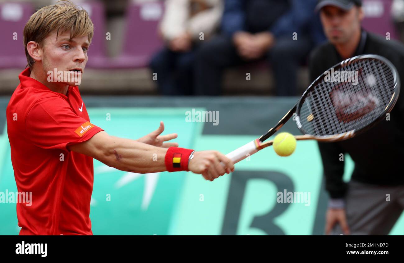 20120914 - BRUXELLES, BELGIQUE: David Goffin belge en action pendant le deuxième match de la coupe Davis entre la Belgique et la Suède, pour le Groupe mondial au Royal Primerose tennis Club à Bruxelles, le vendredi 14 septembre 2012. David Goffin belge (ATP 56) et Andreas Vinciguerra suédois jouent le deuxième des cinq matchs. BELGA PHOTO VIRGINIE LEFOUR Banque D'Images