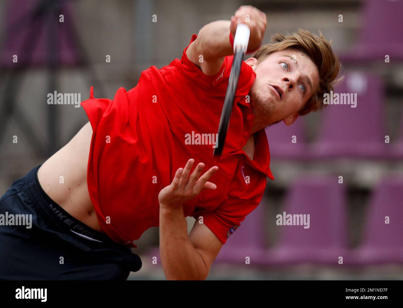 20120914 - BRUXELLES, BELGIQUE: David Goffin belge en action pendant le deuxième match de la coupe Davis entre la Belgique et la Suède, pour le Groupe mondial au Royal Primerose tennis Club à Bruxelles, le vendredi 14 septembre 2012. David Goffin belge (ATP 56) et Andreas Vinciguerra suédois jouent le deuxième des cinq matchs. BELGA PHOTO VIRGINIE LEFOUR Banque D'Images