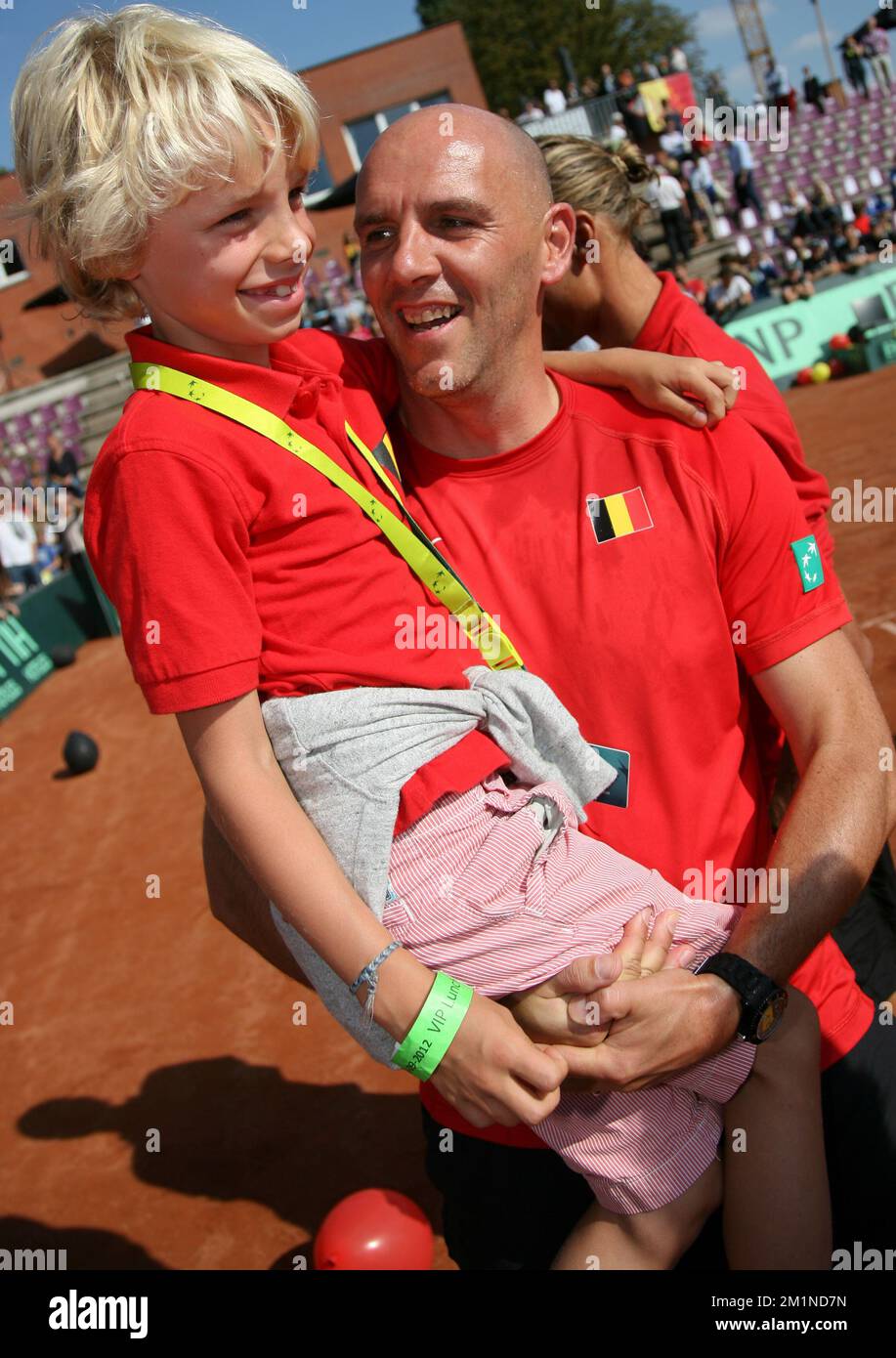 20120916 - BRUXELLES, BELGIQUE: Le capitaine de la coupe Davis Johan Van Herck et son fils Charly photographiés pendant le cinquième match de la coupe Davis entre la Belgique et la Suède, pour le Groupe mondial au Royal Primerose tennis Club à Bruxelles, dimanche 16 septembre 2012. Belge Steve Darcis joue le dernier des cinq jeux contre le suédois Andreas Vinciguerra. La Belgique a remporté les trois premiers matchs et est qualifiée pour le groupe mondial de la coupe Davis. BELGA PHOTO VIRGINIE LEFOUR Banque D'Images