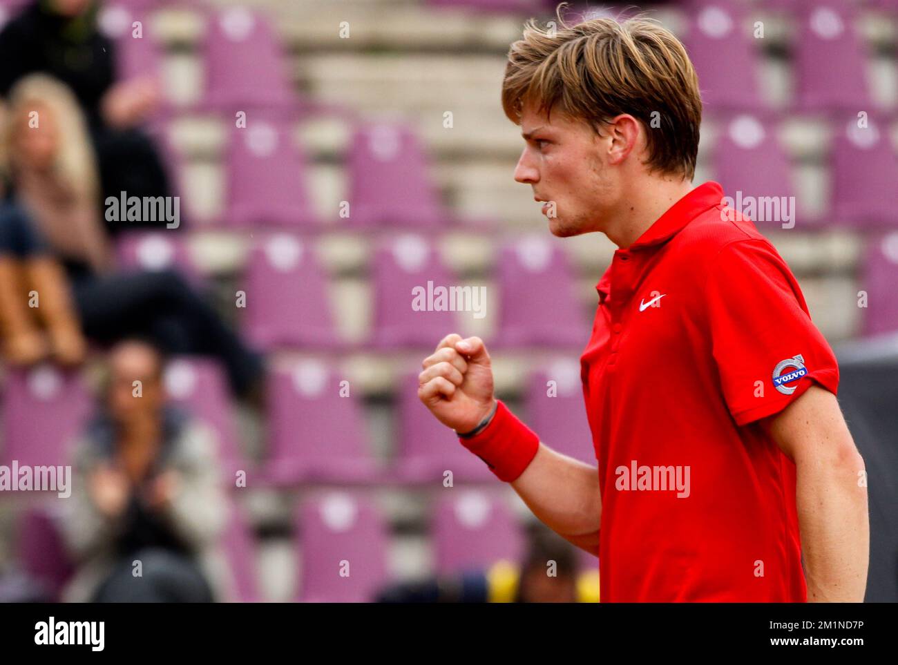 20120914 - BRUXELLES, BELGIQUE: David Goffin Belge célèbre lors du deuxième match de la coupe Davis entre la Belgique et la Suède, pour le Groupe mondial au Royal Primerose tennis Club à Bruxelles, le vendredi 14 septembre 2012. David Goffin belge (ATP 56) et Andreas Vinciguerra suédois jouent le deuxième des cinq matchs. BELGA PHOTO VIRGINIE LEFOUR Banque D'Images