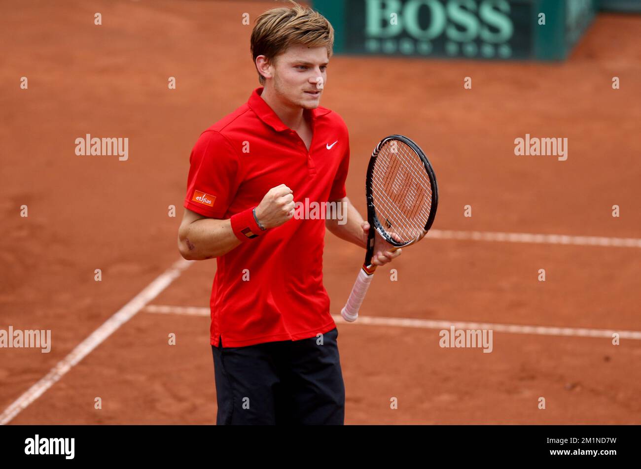 20120914 - BRUXELLES, BELGIQUE: David Goffin Belge célèbre après avoir remporté le deuxième match de la coupe Davis entre la Belgique et la Suède, pour le Groupe mondial au Royal Primerose tennis Club à Bruxelles, le vendredi 14 septembre 2012. Le belge David Goffin (ATP 56) et le suédois Andreas Vinciguerra jouent le deuxième du cinquième match. BELGA PHOTO VIRGINIE LEFOUR Banque D'Images