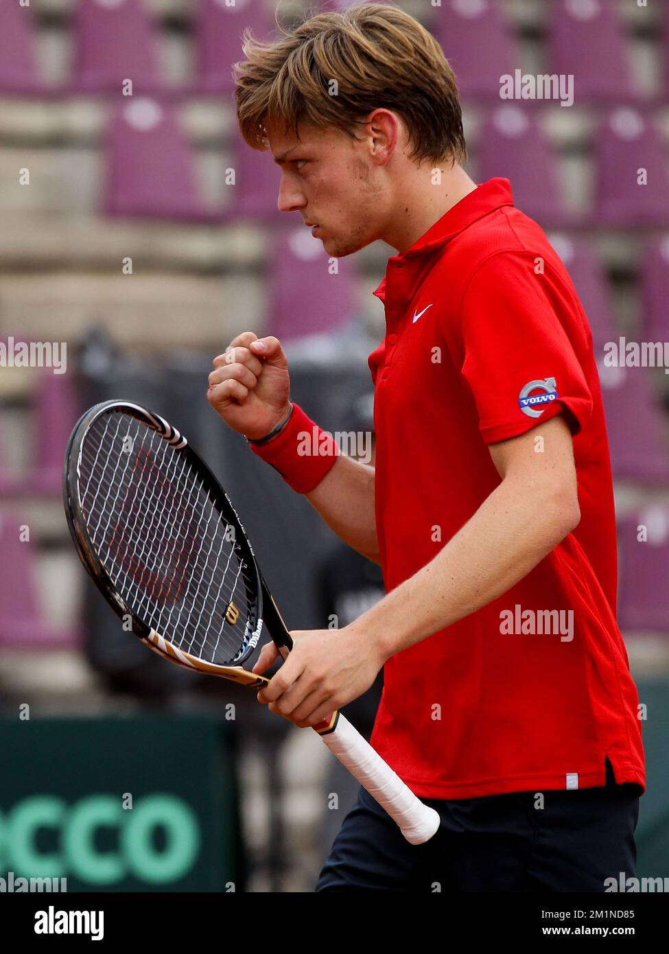 20120914 - BRUXELLES, BELGIQUE: David Goffin Belge célèbre lors du deuxième match de la coupe Davis entre la Belgique et la Suède, pour le Groupe mondial au Royal Primerose tennis Club à Bruxelles, le vendredi 14 septembre 2012. David Goffin belge (ATP 56) et Andreas Vinciguerra suédois jouent le deuxième des cinq matchs. BELGA PHOTO VIRGINIE LEFOUR Banque D'Images