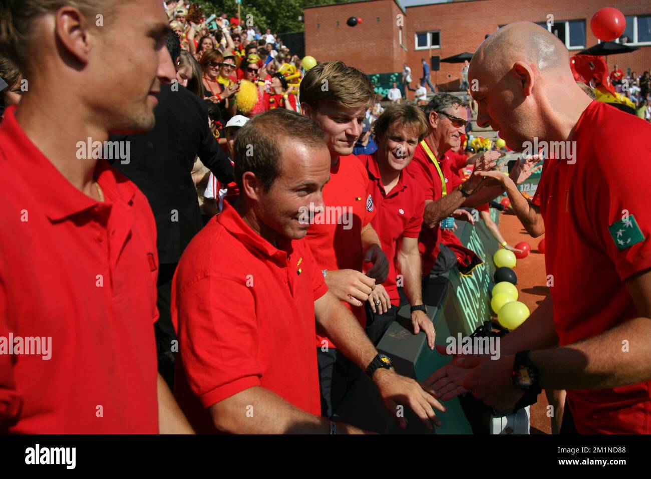 20120916 - BRUXELLES, BELGIQUE : Ruben Bemelmans belges, Olivier Rochus belge, David Goffin belge et Johan Van Herck, capitaine de la coupe Davis, célèbrent après avoir remporté le cinquième match de la coupe Davis entre la Belgique et la Suède, pour le Groupe mondial au Royal Primerose tennis Club à Bruxelles, le dimanche 16 septembre 2012. Belge Steve Darcis joue le dernier des cinq jeux contre le suédois Andreas Vinciguerra. La Belgique a remporté les trois premiers matchs et est qualifiée pour le groupe mondial de la coupe Davis. BELGA PHOTO VIRGINIE LEFOUR Banque D'Images