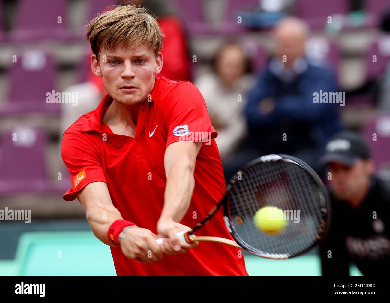 20120914 - BRUXELLES, BELGIQUE: David Goffin belge en action pendant le deuxième match de la coupe Davis entre la Belgique et la Suède, pour le Groupe mondial au Royal Primerose tennis Club à Bruxelles, le vendredi 14 septembre 2012. David Goffin belge (ATP 56) et Andreas Vinciguerra suédois jouent le deuxième des cinq matchs. BELGA PHOTO VIRGINIE LEFOUR Banque D'Images