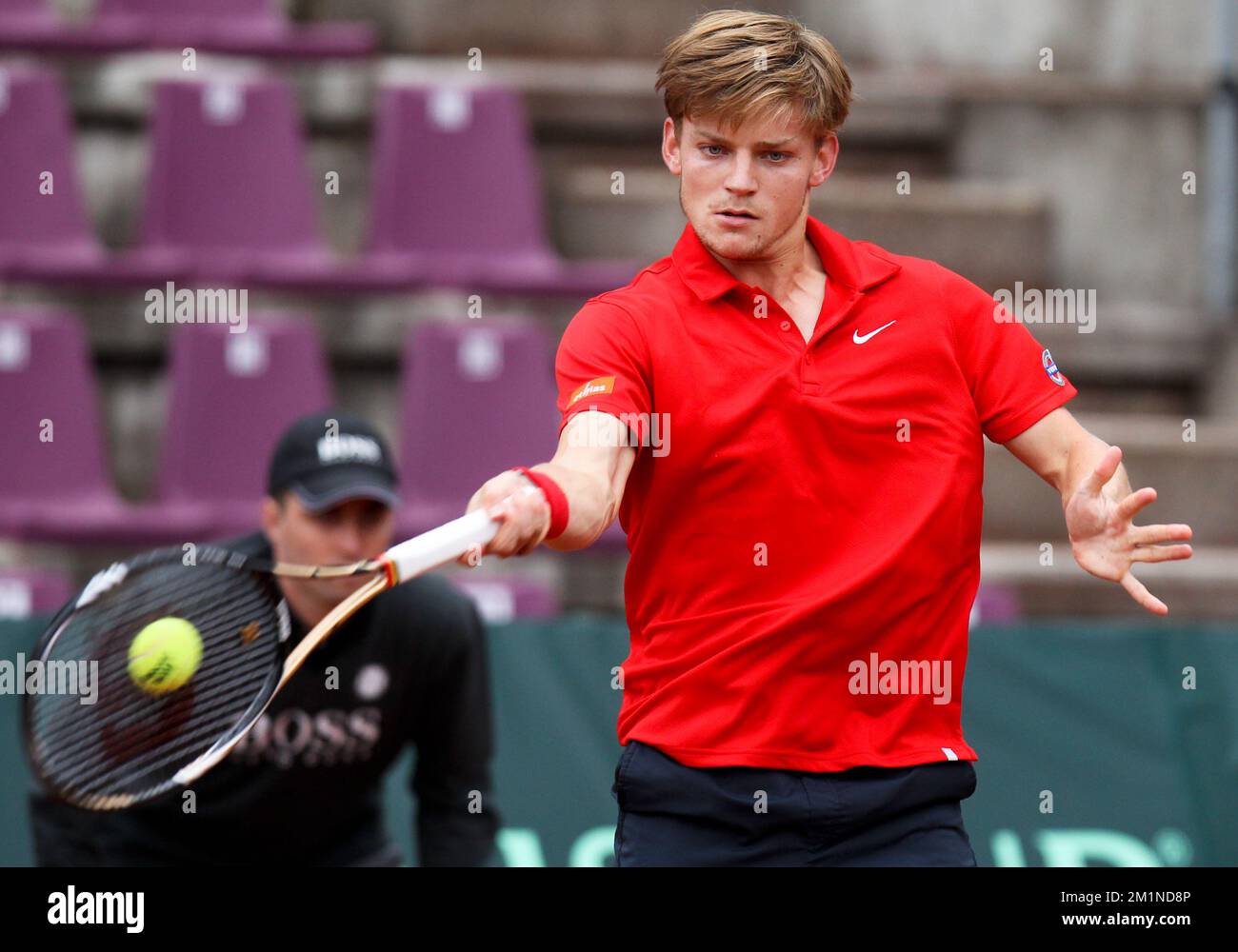 20120914 - BRUXELLES, BELGIQUE: David Goffin belge en action pendant le deuxième match de la coupe Davis entre la Belgique et la Suède, pour le Groupe mondial au Royal Primerose tennis Club à Bruxelles, le vendredi 14 septembre 2012. David Goffin belge (ATP 56) et Andreas Vinciguerra suédois jouent le deuxième des cinq matchs. BELGA PHOTO VIRGINIE LEFOUR Banque D'Images