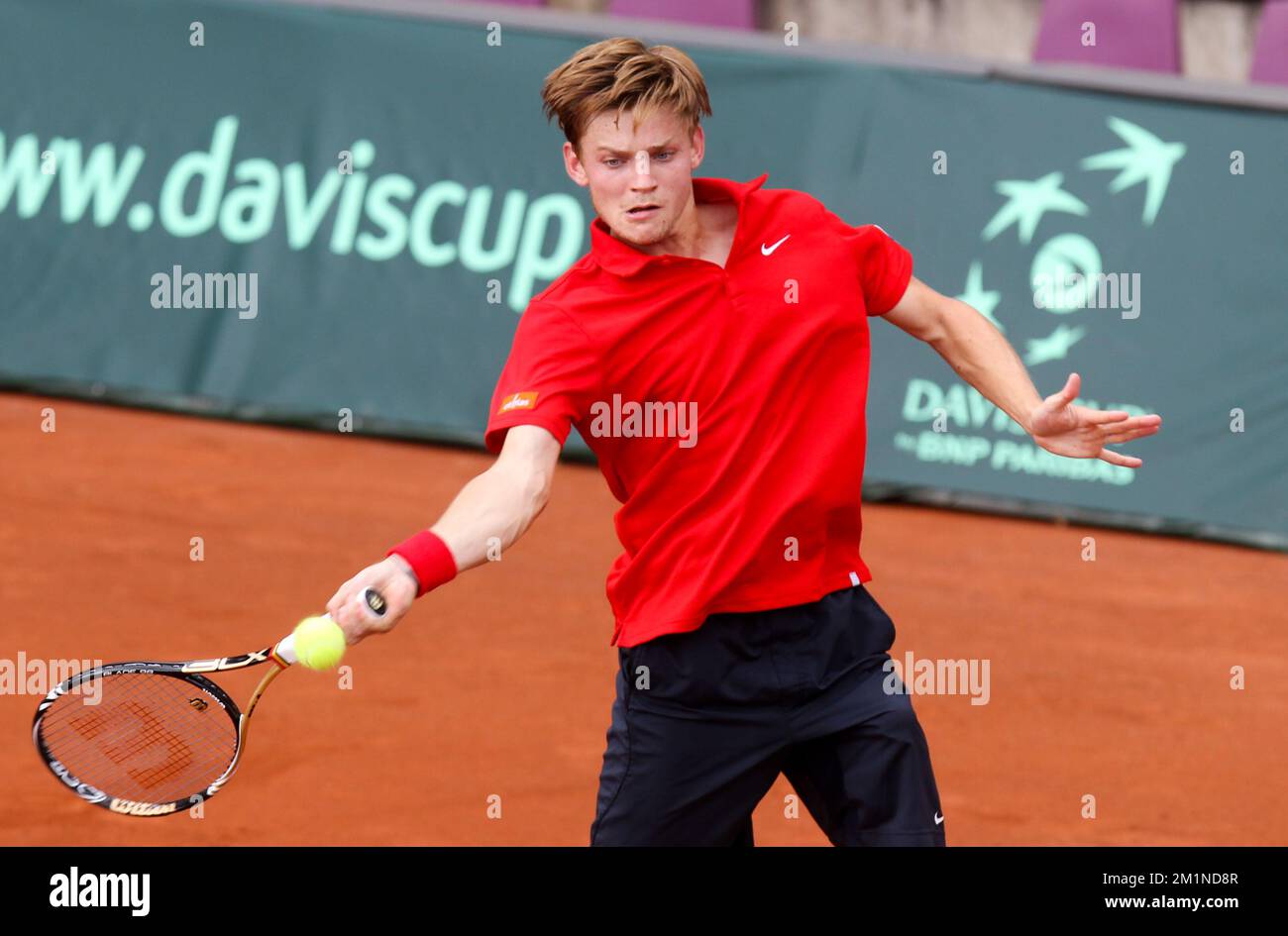 20120914 - BRUXELLES, BELGIQUE: David Goffin belge en action pendant le deuxième match de la coupe Davis entre la Belgique et la Suède, pour le Groupe mondial au Royal Primerose tennis Club à Bruxelles, le vendredi 14 septembre 2012. David Goffin belge (ATP 56) et Andreas Vinciguerra suédois jouent le deuxième des cinq matchs. BELGA PHOTO VIRGINIE LEFOUR Banque D'Images