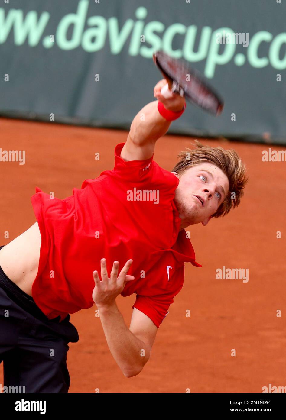20120914 - BRUXELLES, BELGIQUE: David Goffin belge en action pendant le deuxième match de la coupe Davis entre la Belgique et la Suède, pour le Groupe mondial au Royal Primerose tennis Club à Bruxelles, le vendredi 14 septembre 2012. David Goffin belge (ATP 56) et Andreas Vinciguerra suédois jouent le deuxième des cinq matchs. BELGA PHOTO VIRGINIE LEFOUR Banque D'Images